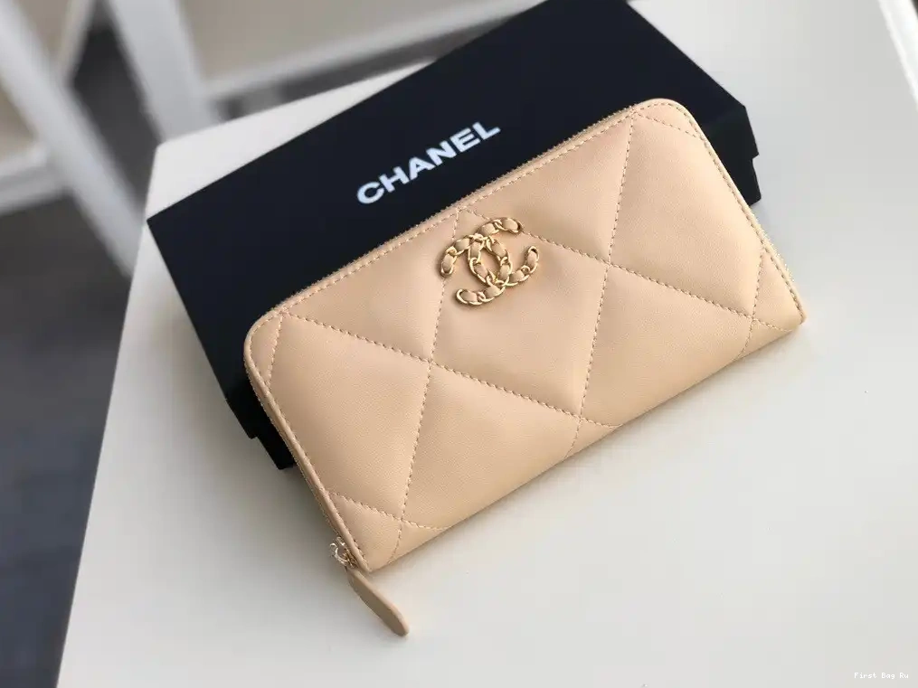 First Bag Ru ZIPPED WALLET 19 CHANEL 0516